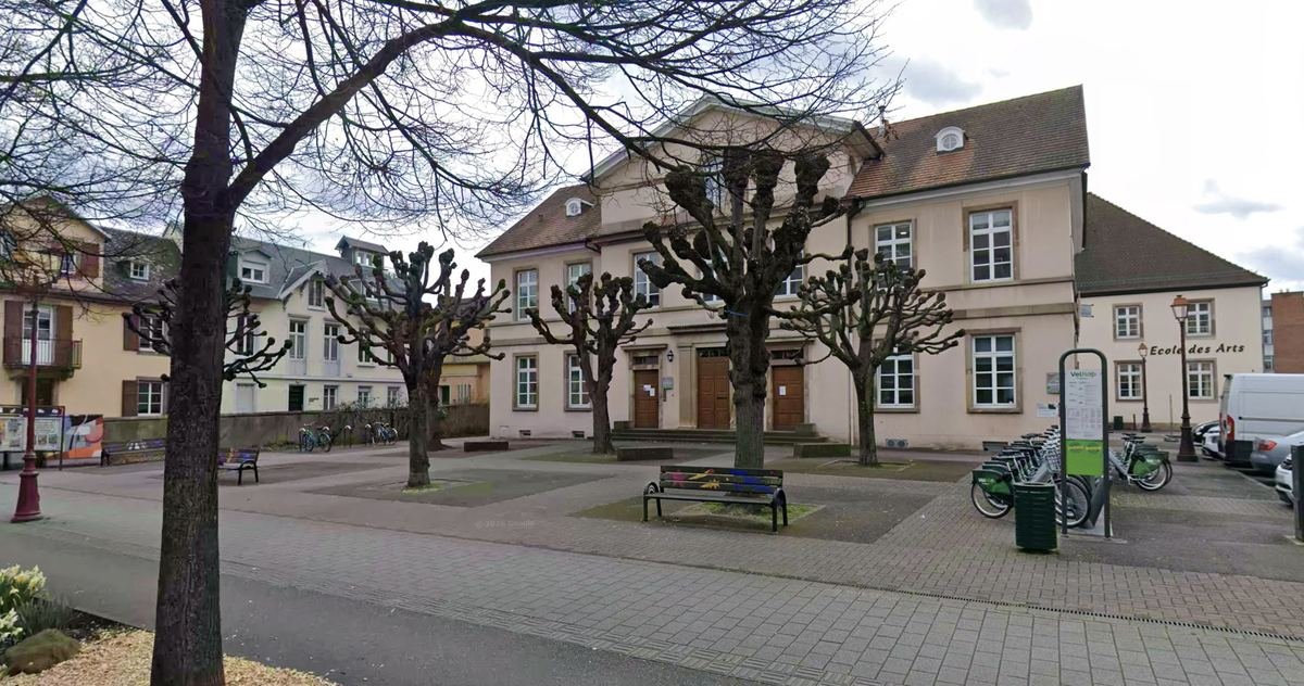 Côté bancs : la place aux arbres devant l'École des Arts