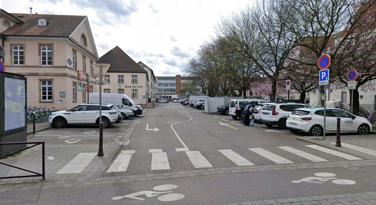 Côté parking : l'allée du parking le long de l'École des Arts